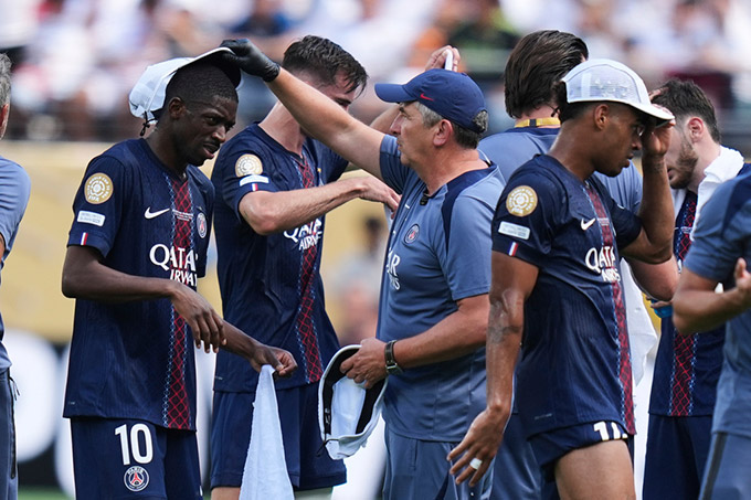 Dembele được chăm sóc ở giờ nghỉ