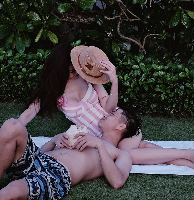 Nhật Linh diện bikini tạo dáng đầy tình tứ bên ông xã Phan Văn Đức 