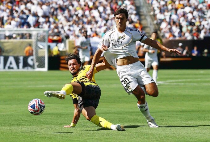 HLV Xabi Alonso của Real Madrid tranh thủ "trình làng" tiền đạo Gonzalo Garcia (áo sáng)