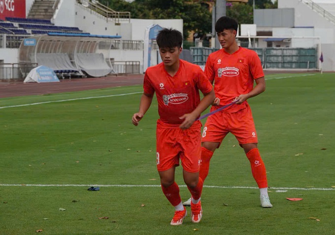 Quốc Việt tập luyện trong màu áo U23 Việt Nam