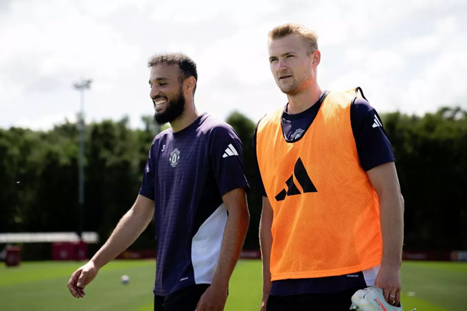 Mazraoui và De Ligt tươi tắn ở buổi tập của MU