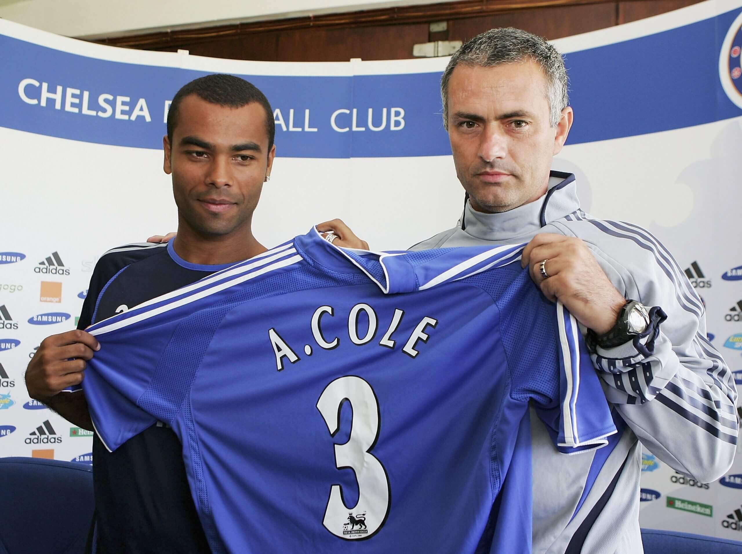 Ashley Cole, người đã chuyển từ Arsenal sang Chelsea năm 2006 cũng tạo chiến tranh 