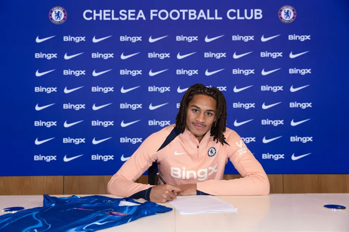 Amougou mới ký hợp đồng 8 năm với Chelsea hồi tháng 1/2025
