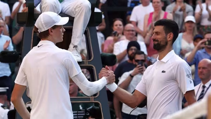 Djokovic (phải) có lần đầu tiên kể từ năm 2017 để thua trắng ba set ở một trận bán kết Wimbledon