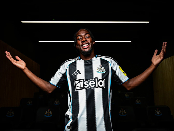 Anthony Elanga ra mắt Newcastle