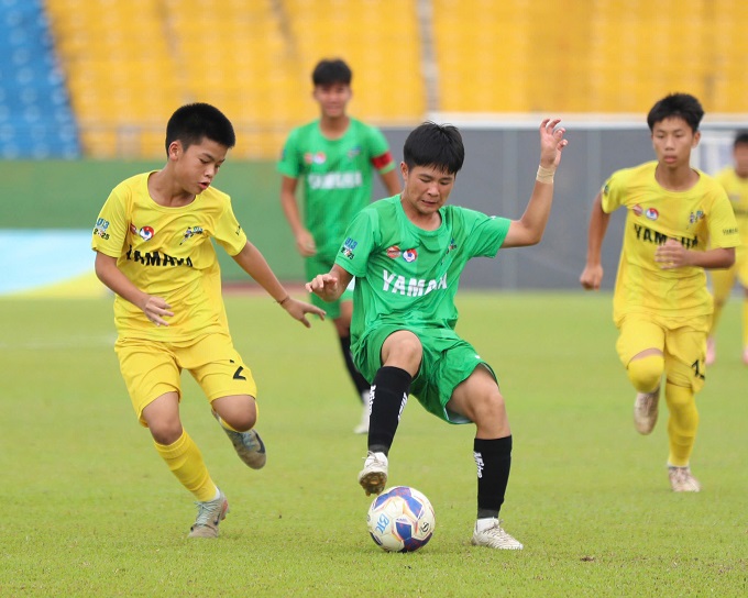 Nam Định (áo xanh) đã chơi kiên cường trước SLNA (áo vàng)