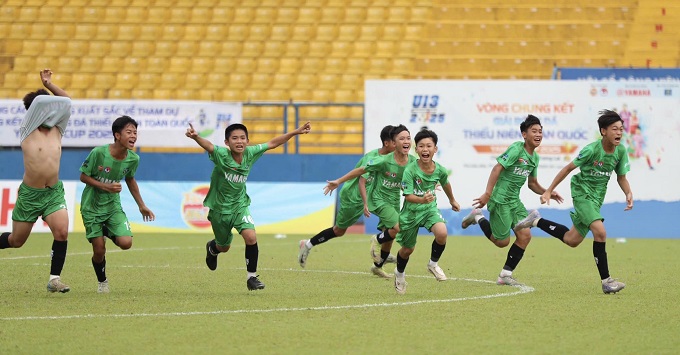 Niềm vui vô địch của các cầu thủ nhí Nam Định. Ảnh: NĐ FC