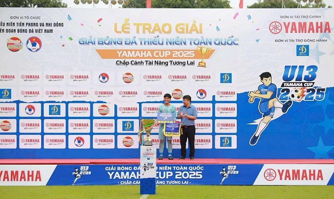Thủ môn xuất sắc nhất Phạm Hoàng Long (Nam Định)