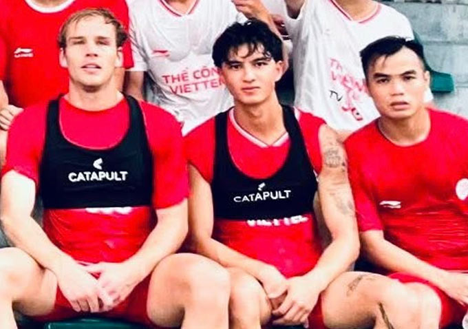 Damian Vũ Thành (giữa) đang tập ở Thể Công Viettel 