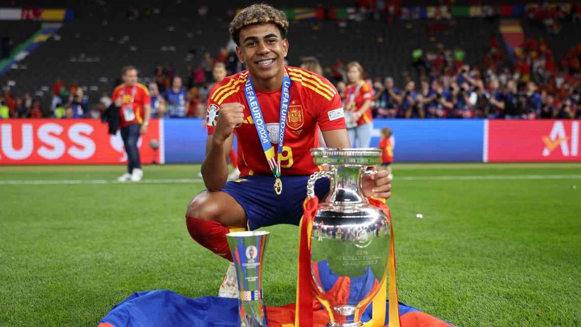 Năm 2024/25, Yamal đã vô địch mọi giải đấu anh tham dự, trừ Champions League