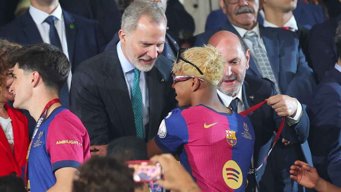 Vua Felipe VI của Tây Ban Nha đã quen thuộc với Yamal