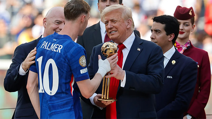 Palmer nhận giải thưởng Cầu thủ xuất sắc nhất giải từ tay TT Trump