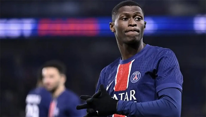 Nuno Mendes mắc lỗi trong cả 3 bàn thua của PSG trước Chelsea