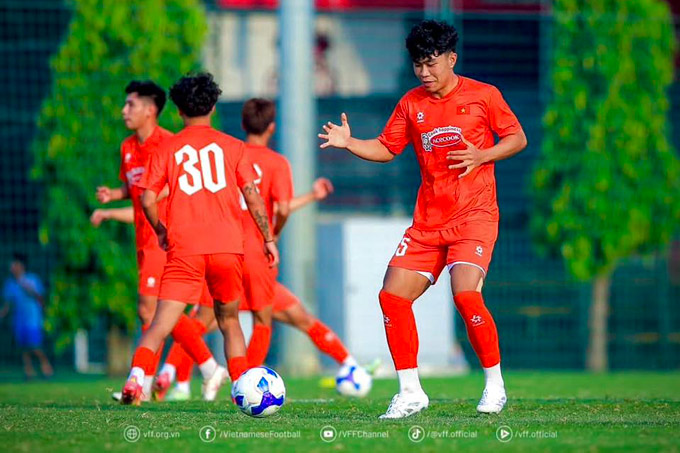 Trung vệ Phạm Lý Đức chia tay HAGL - Ảnh: VFF 