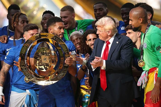 Các cầu thủ Chelsea khá bối rối khi ông Trump không rời đi sau khi trao cúp vô địch