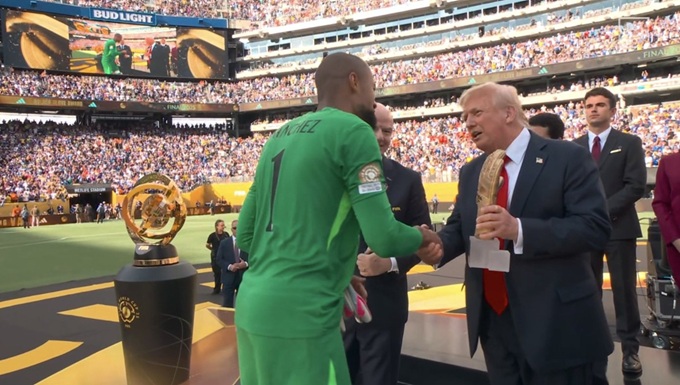 Robert Sanchez nhận giải Thủ môn xuất sắc nhất FIFA Club World Cup 2025 từ tay Tổng thống Donald Trump
