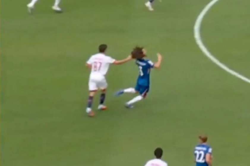 Neves giật tóc Cucurella