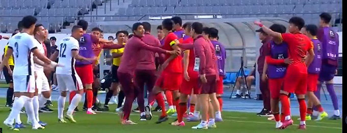 Hai đội gây hấn nhau