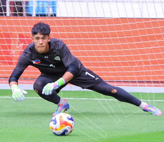Thủ môn Guimarares là một trong những tuyển thủ chơi hay nhất của U23 Philippines