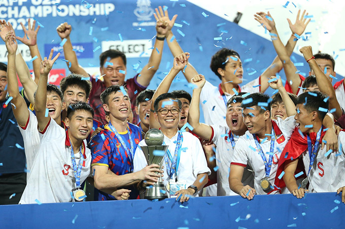 HLV Hoàng Anh Tuấn cùng U23 Việt Nam vô địch 2 năm trước - Ảnh: VFF 