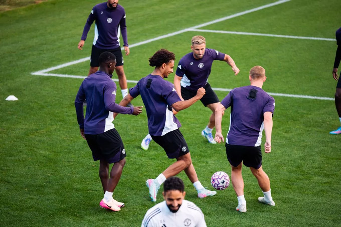 Các cầu thủ MU đeo công nghệ STATSports trong buổi tập