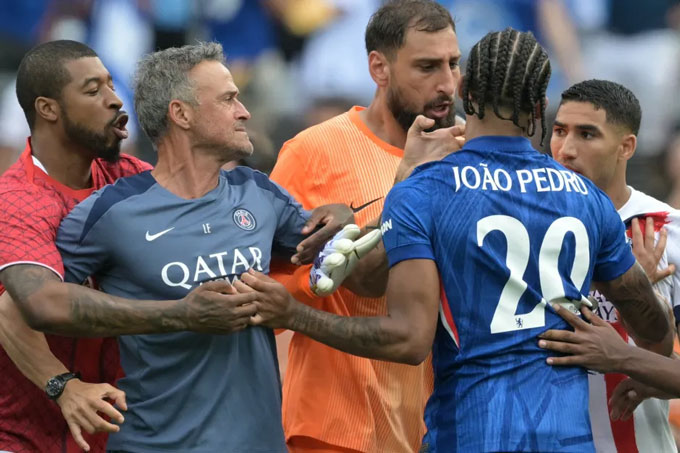 Enrique được máy quay ghi lại đã chạm vào mặt của Joao Pedro