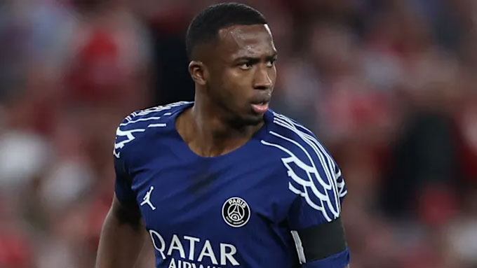 Mosquera đang được so sánh với Pacho của PSG