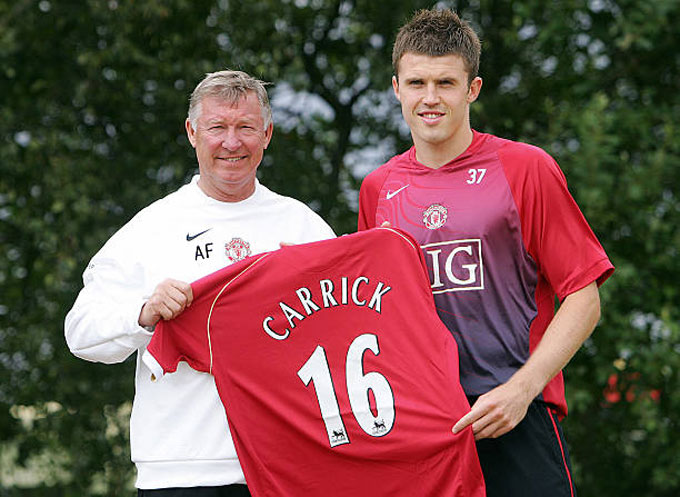 Carrick nhận áo số 16 vì... số nào cũng được