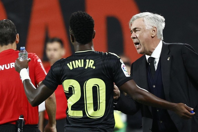 Vinicius đá hỏng phạt đền, hục hặc với Bellingham và từ chối bắt tay HLV Ancelotti ở trận gặp Atletico.