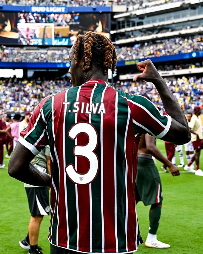 Chalobah đổi áo với người đồng đội cũ Thiago Silva sau trận thắng Fluminense ở bán kết