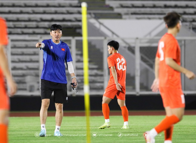 Ong Lee Jung Soo đang chỉ đạo buổi tập 