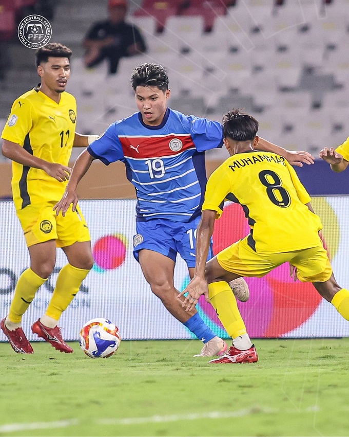 U23 Philippines bất ngờ hạ U23 Malaysia (vàng) ở lượt trận đầu tiên 