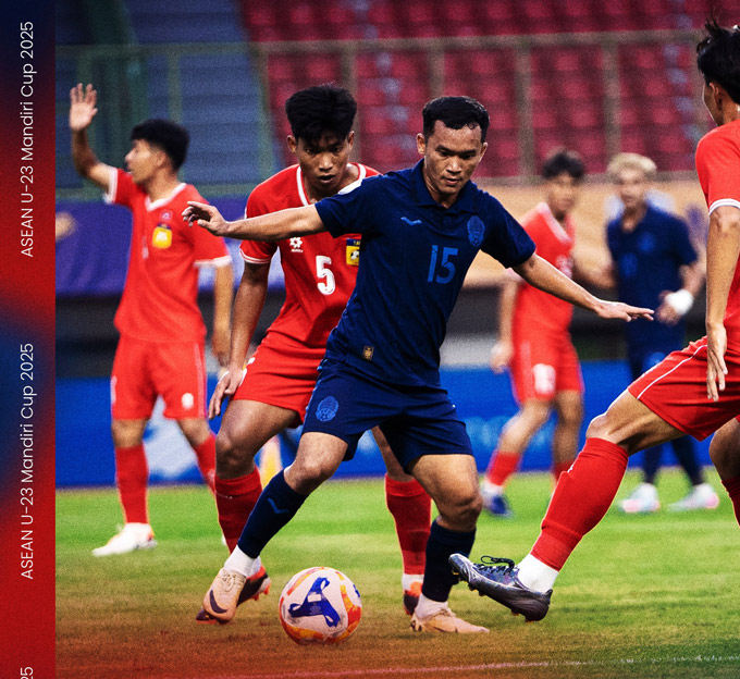 U23 Lào (áo đỏ) đã hụt hơi và bị U23 Campuchia cưa điểm