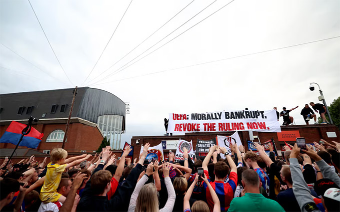 Fan Crystal Palace phản đối UEFA