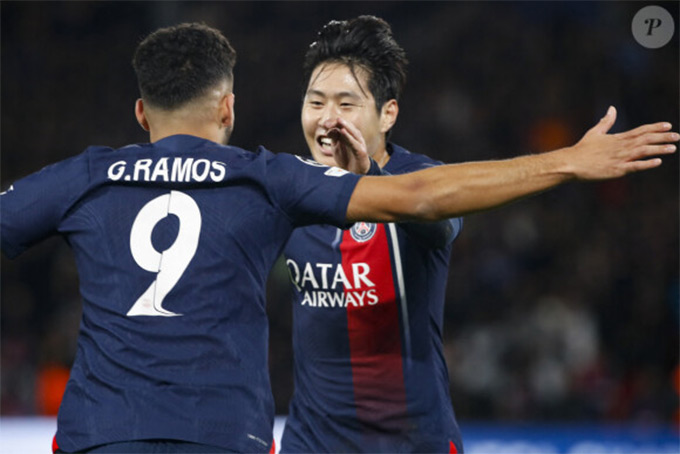 Lee Kang-in và Ramos trên đường rời PSG