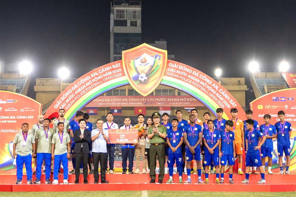 Đội Cảnh sát Campuchia nhận giải Á quân.