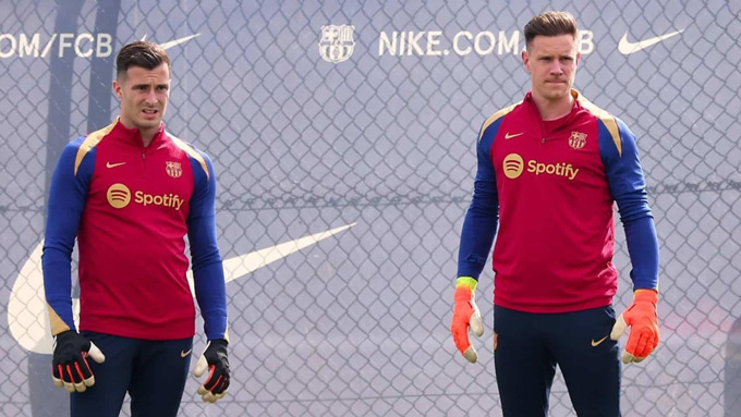Ter Stegen (phải) khả năng cao sẽ phải ra đi