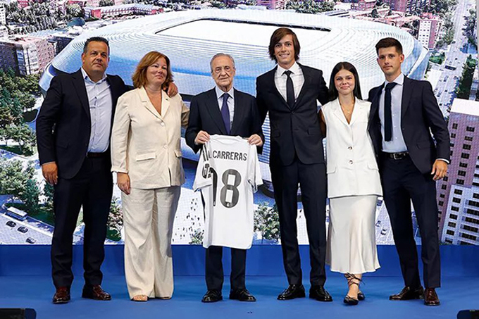 Alvaro Carreras tươi rói trong ngày trở lại Real