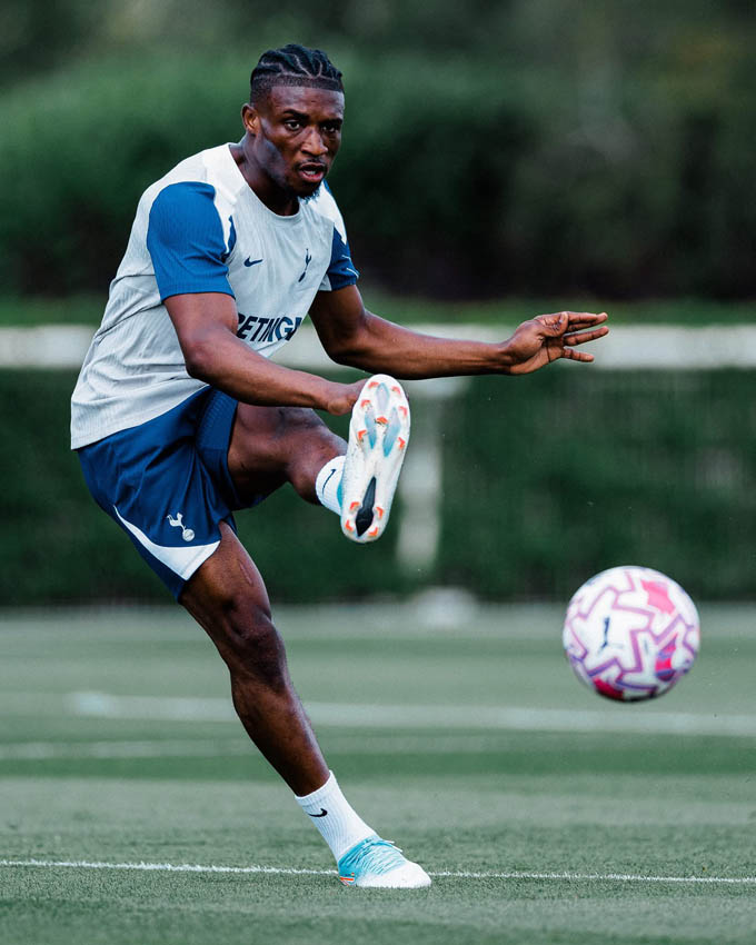 Mohammed Kudus (West Ham sang Tottenham): Sau khi kích hoạt điều khoản mua đứt Mathys Tel với giá 35 triệu euro từ Bayern, Tottenham bất ngờ sở hữu hợp đồng bom tấn trị giá 64 triệu euro mang tên Kudus. Đây có thể là động thái cho thấy "Gà trống" đã sẵn sàng chia tay Son Heung-min.