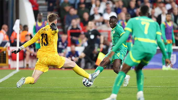 Diarra ghi bàn giúp Senegal thắng Anh 3-1 ngay trên sân đối phương