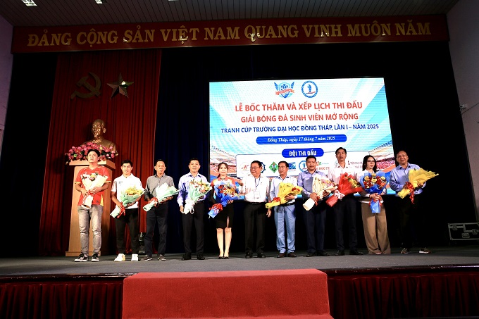 BTC tặng hoa cho các đơn vị, cá nhân tham dự giải. Ảnh: Khả Hòa 