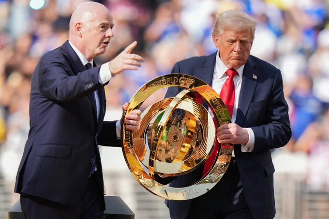 Tổng thống Trump (phải) hiện diện tại FIFA Club World Cup 2025