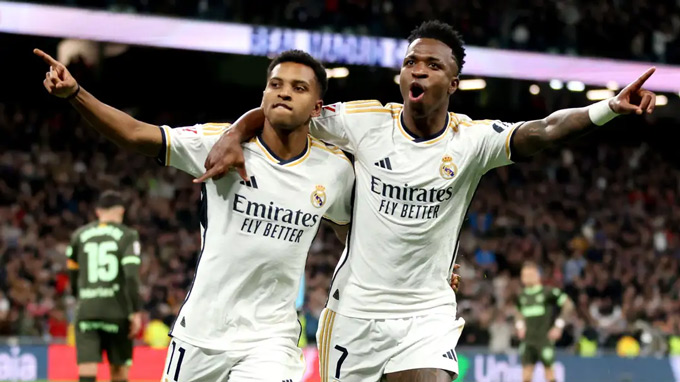 Vinicius có thể rời Real Madrid trước cả Rodrygo (trái)