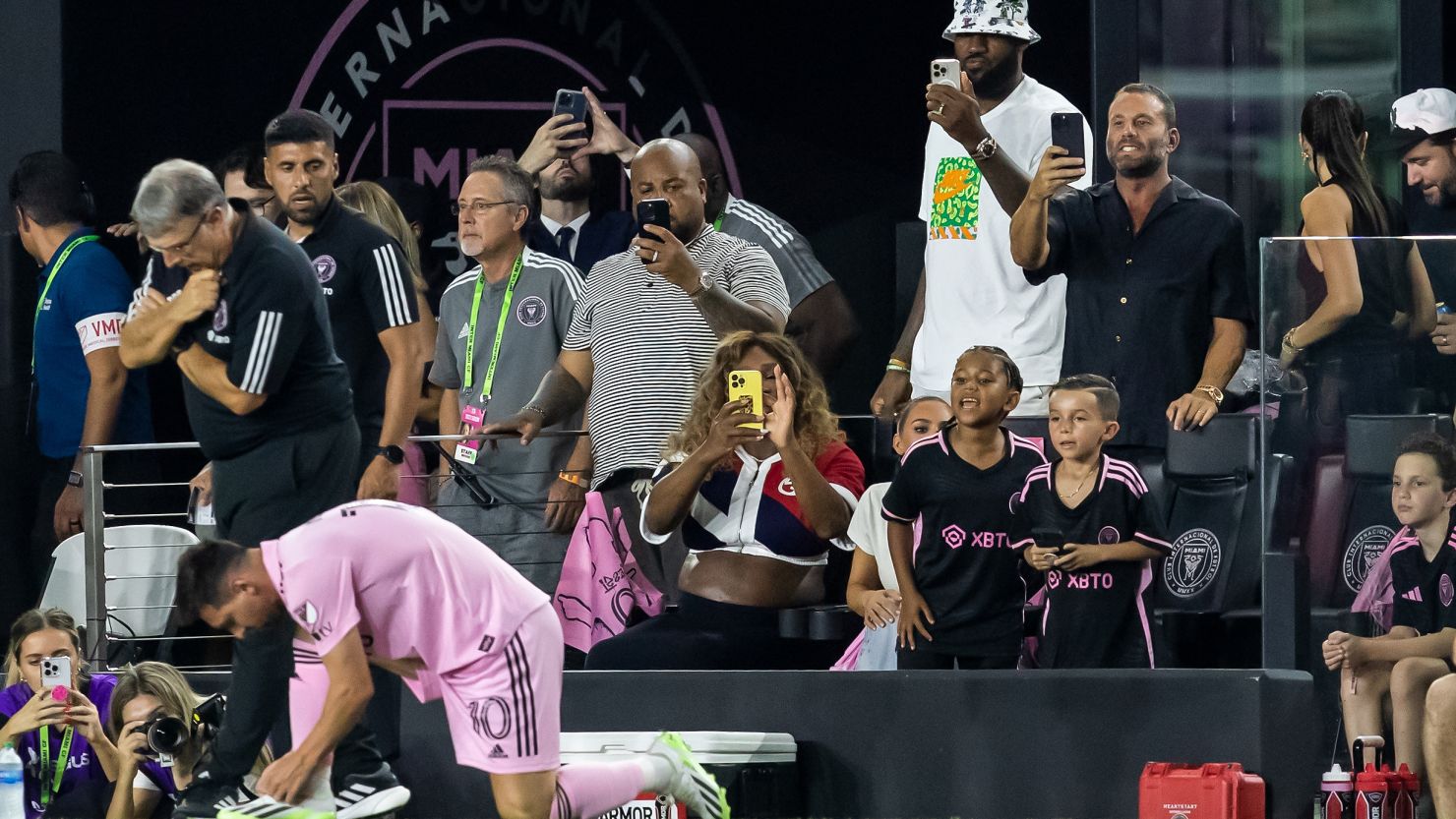 Messi đi trước, các nhân vật nổi tiếng toàn thế giới theo sau