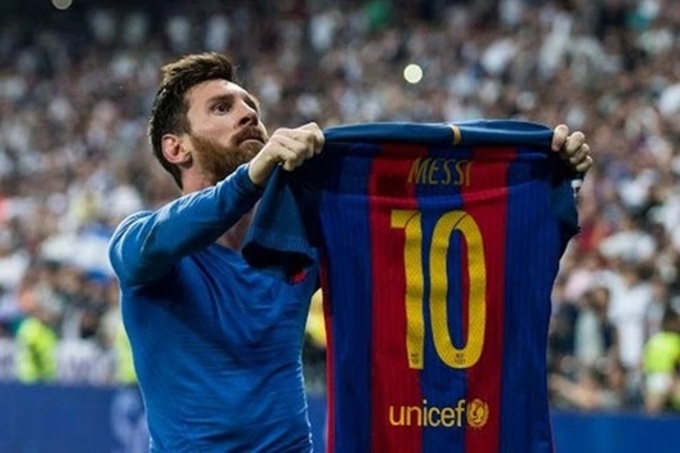 Sau khi Messi rời Barca, áo số 10 được trao cho Ansu Fati, trước khi chuyển sang Yamal
