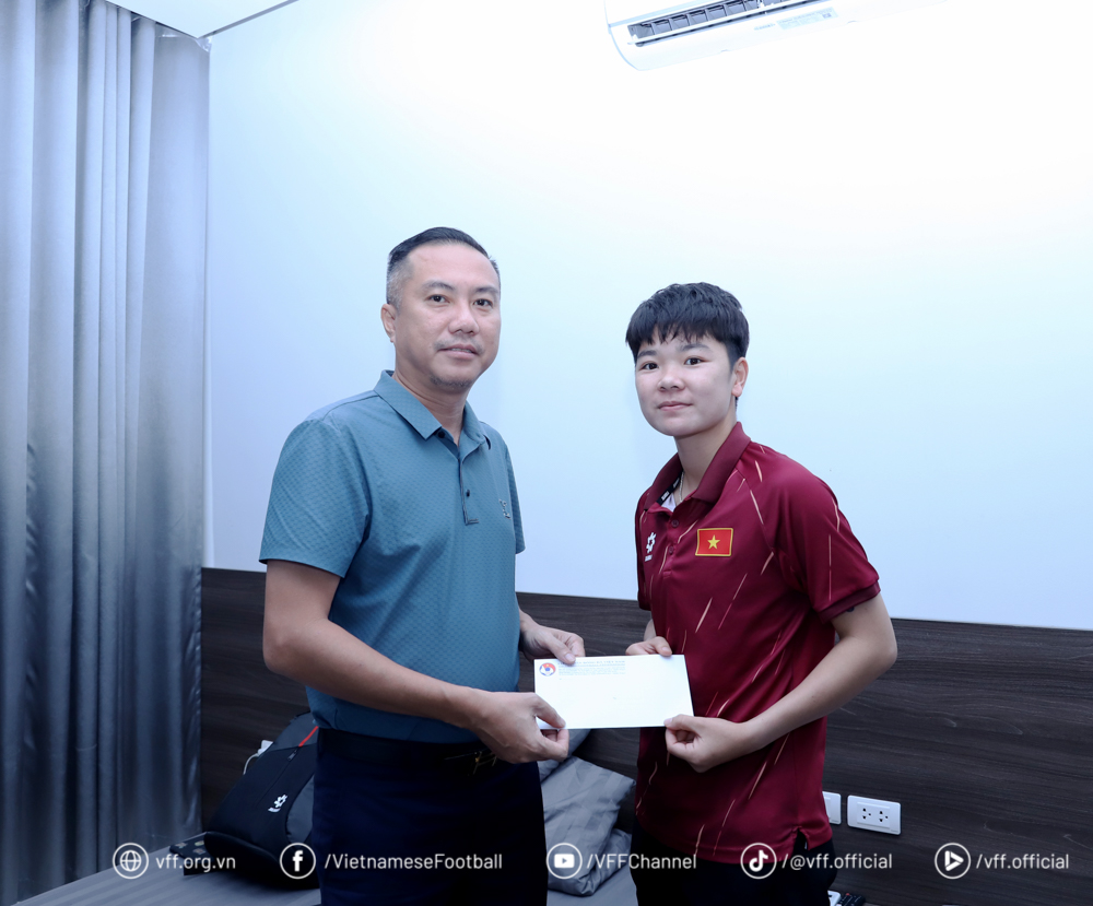  ông Nguyễn Xuân Vũ – Phó Chủ tịch LĐBĐVN, ông Nguyễn Quốc Hội – Ủy viên Thường trực LĐBĐVN thăm và động viên nữ tuyển thủ Nguyễn Thị Tuyết Ngân