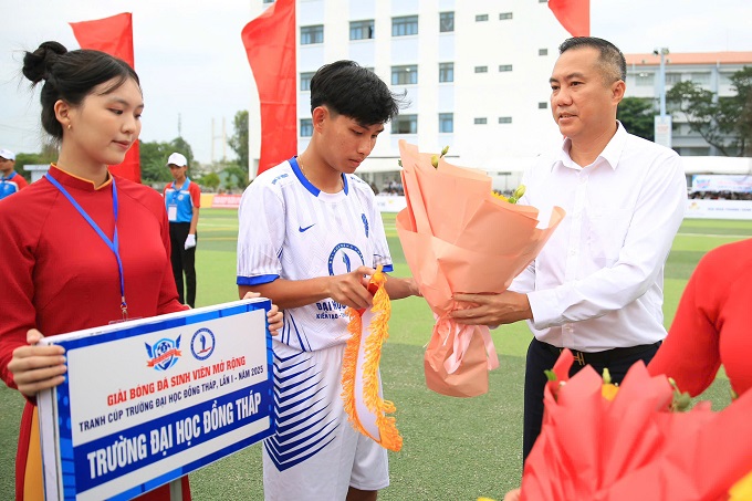 Phó chủ tịch VFF Nguyễn Xuân Vũ tặng hoa cho các đội trong lễ khai mạc