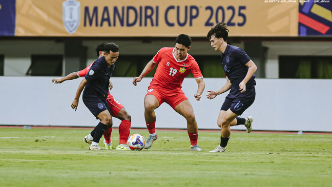 U23 Lào (giữa) đã tạo nên bất ngờ khi cầm hoà U23 Campuchia