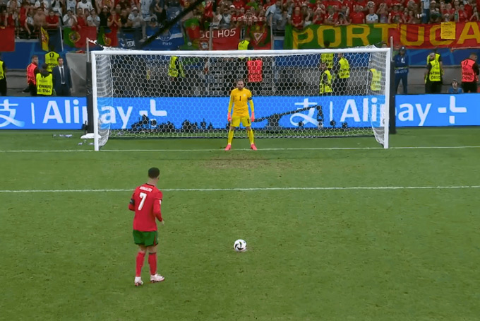 Nếu cú sút penalty bị cản phá hoặc dội xà/cột và bật trở lại sân, đội đối phương sẽ được phát bóng lên 