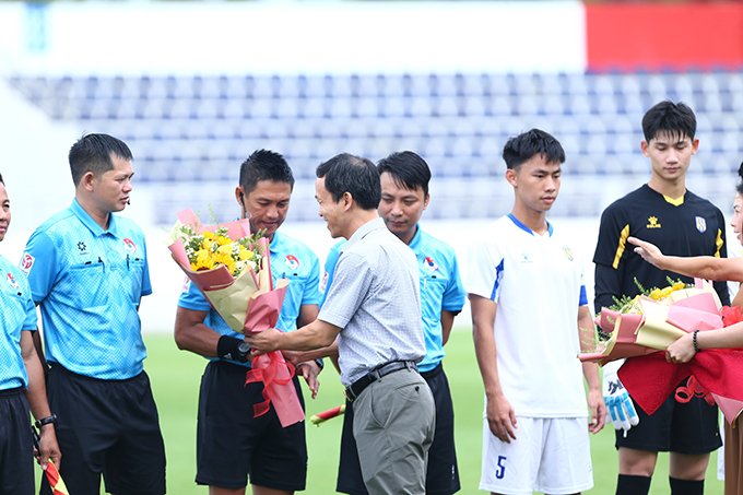 Phó Tổng thư Ký VFF Nguyễn Minh Châu trao hoa cho tổ trọng tài để bắt đầu trận khai mạc. Ảnh:  Tô An